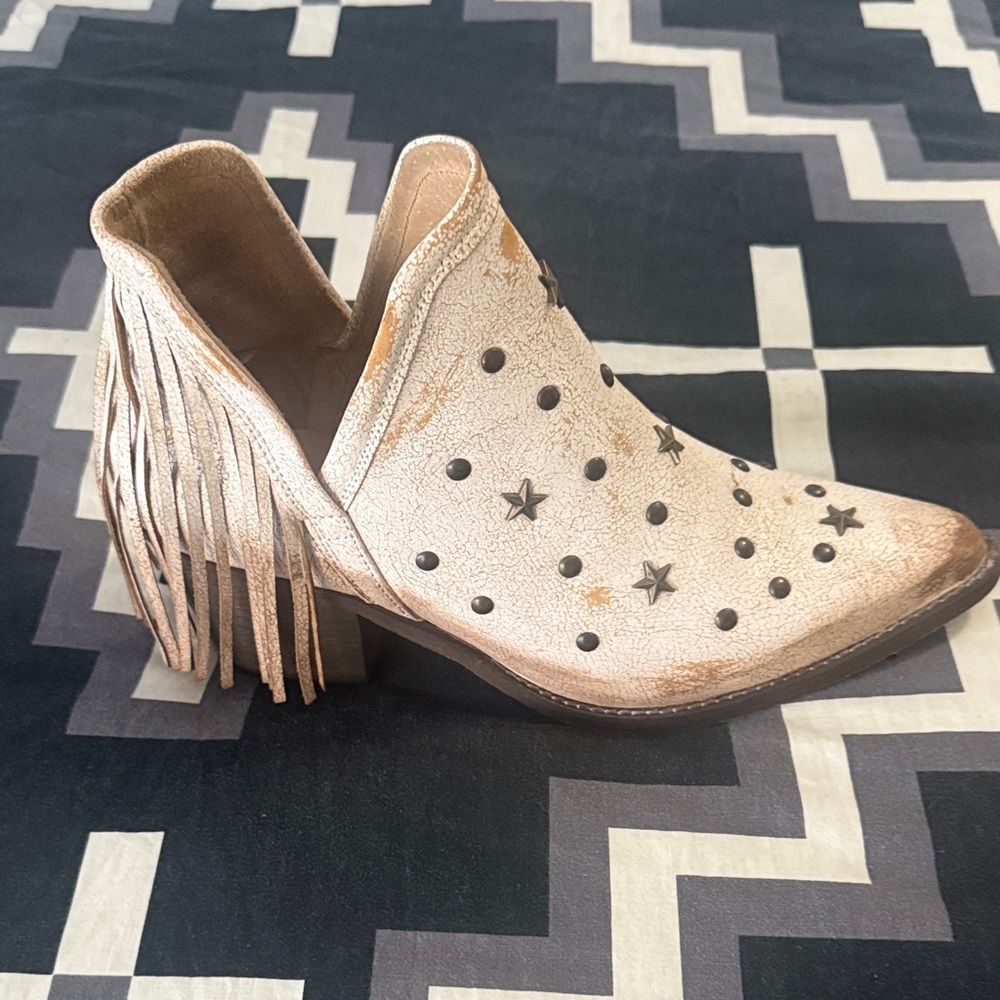 Circle G Cream Star-Studded Fringe Ankle Boots